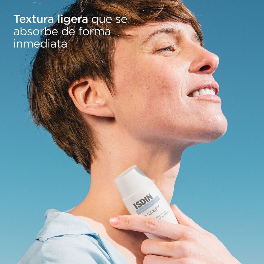 Person hält eine weiße Flasche ISDIN Fotoultra Solar Allergy Protect. Text: Leichte Textur, zieht sofort ein.