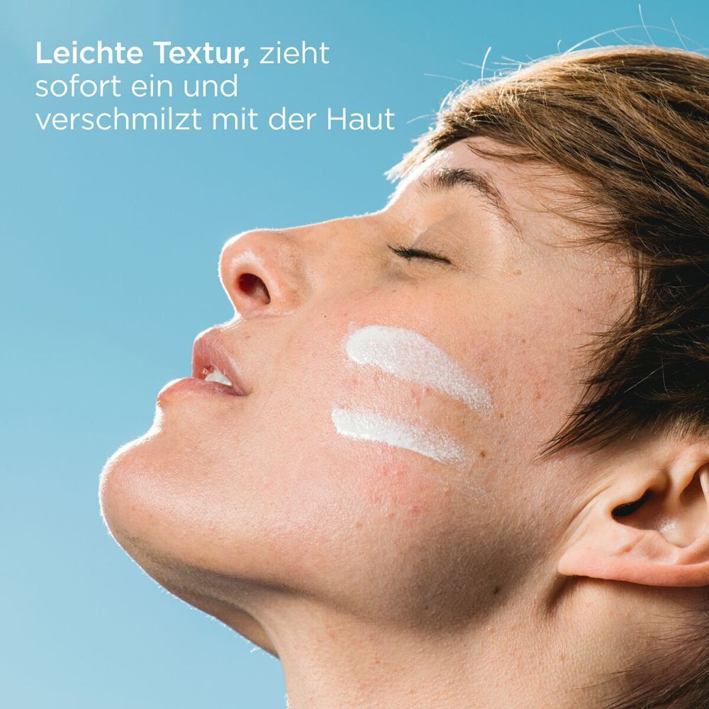 Nahaufnahme eines Gesichts mit aufgetragener Creme. Text: Leichte Textur, zieht sofort ein und verschmilzt mit der Haut.
