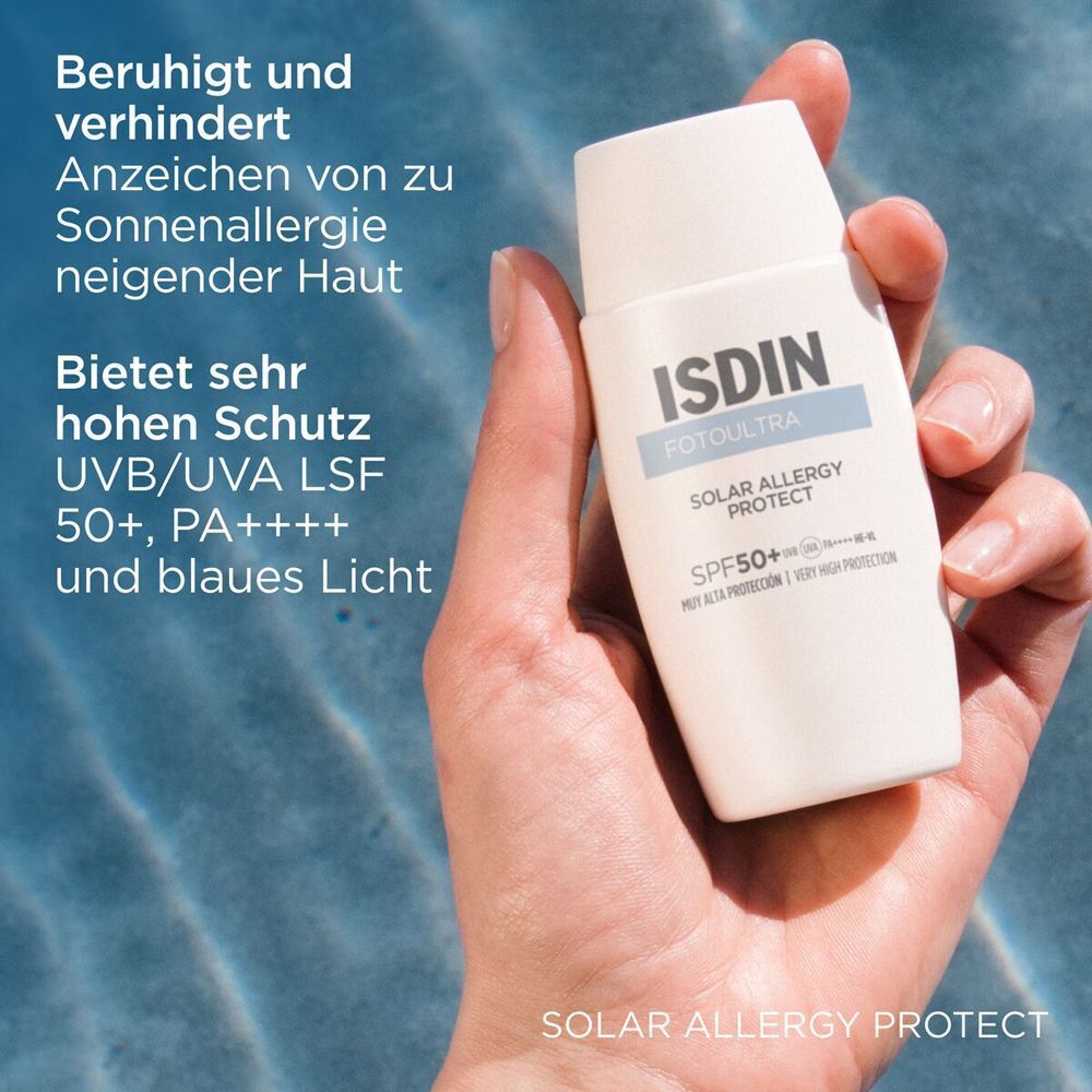 Person hält eine weiße Flasche ISDIN Fotoultra Solar Allergy Protect. Text: Beruhigt und verhindert Anzeichen von Sonnenallergie.