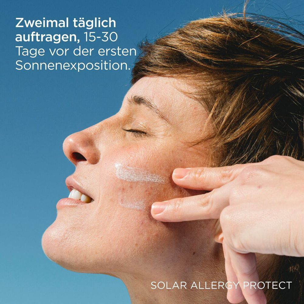 Person trägt Creme auf das Gesicht auf. Text: Zweimal täglich auftragen, 15-30 Tage vor der ersten Sonnenexposition.