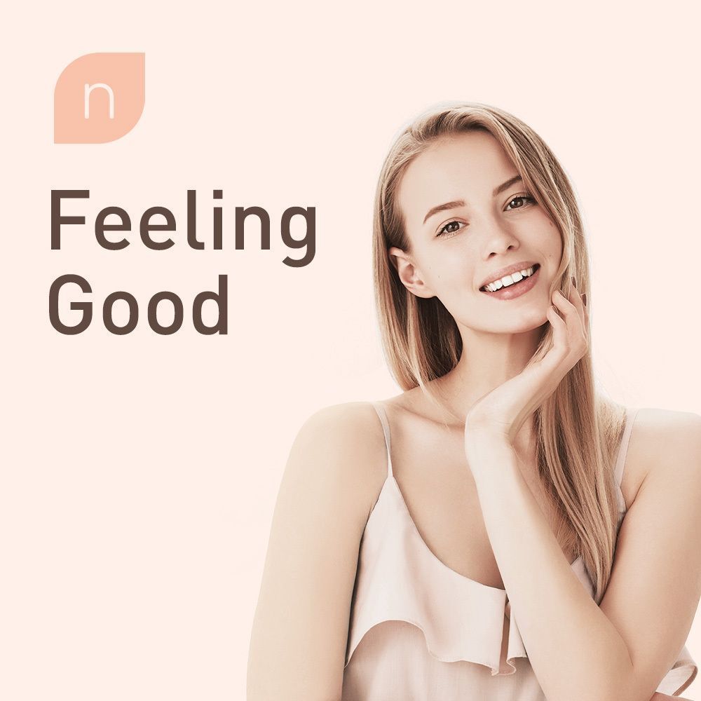 Porträt einer lächelnden Frau. Text: Feeling Good. Hintergrund: hellrosa.