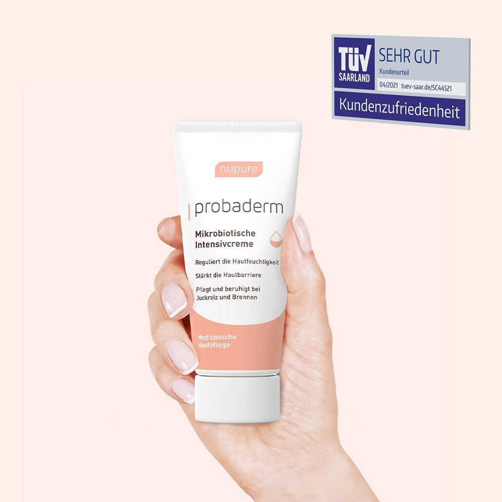 Hand hält Tube NUPURE probaderm Intensivcreme. Zertifizierungslogo: TÜV Saarland. Kunden-Zufriedenheit.