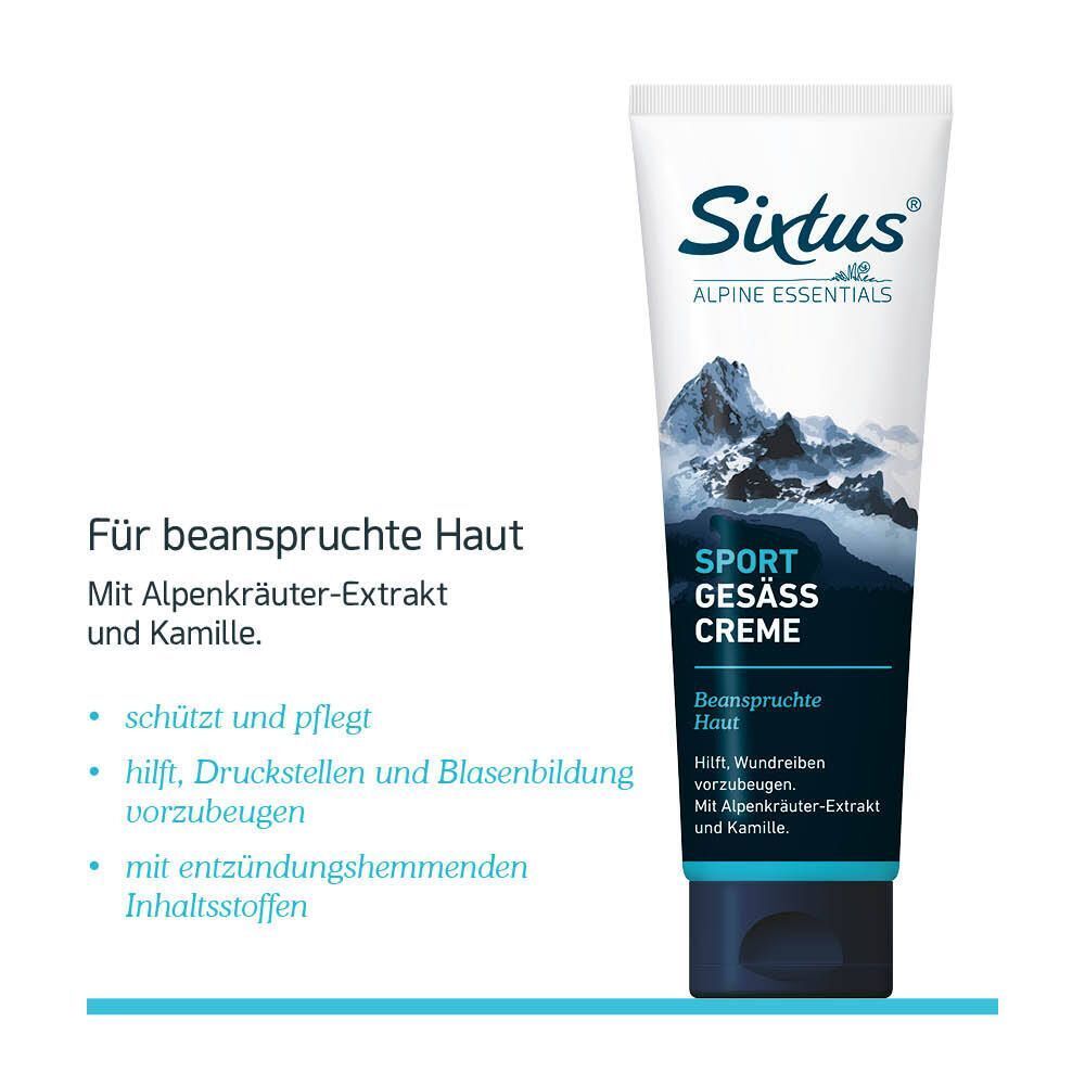 Eine Tube SIXTUS Sport Gesäß Creme. Weiße Tube mit blauer Schrift und Bergmotiv. Text: Sport Gesäß Creme, Alpine Essentials. Text und Aufzählung links.