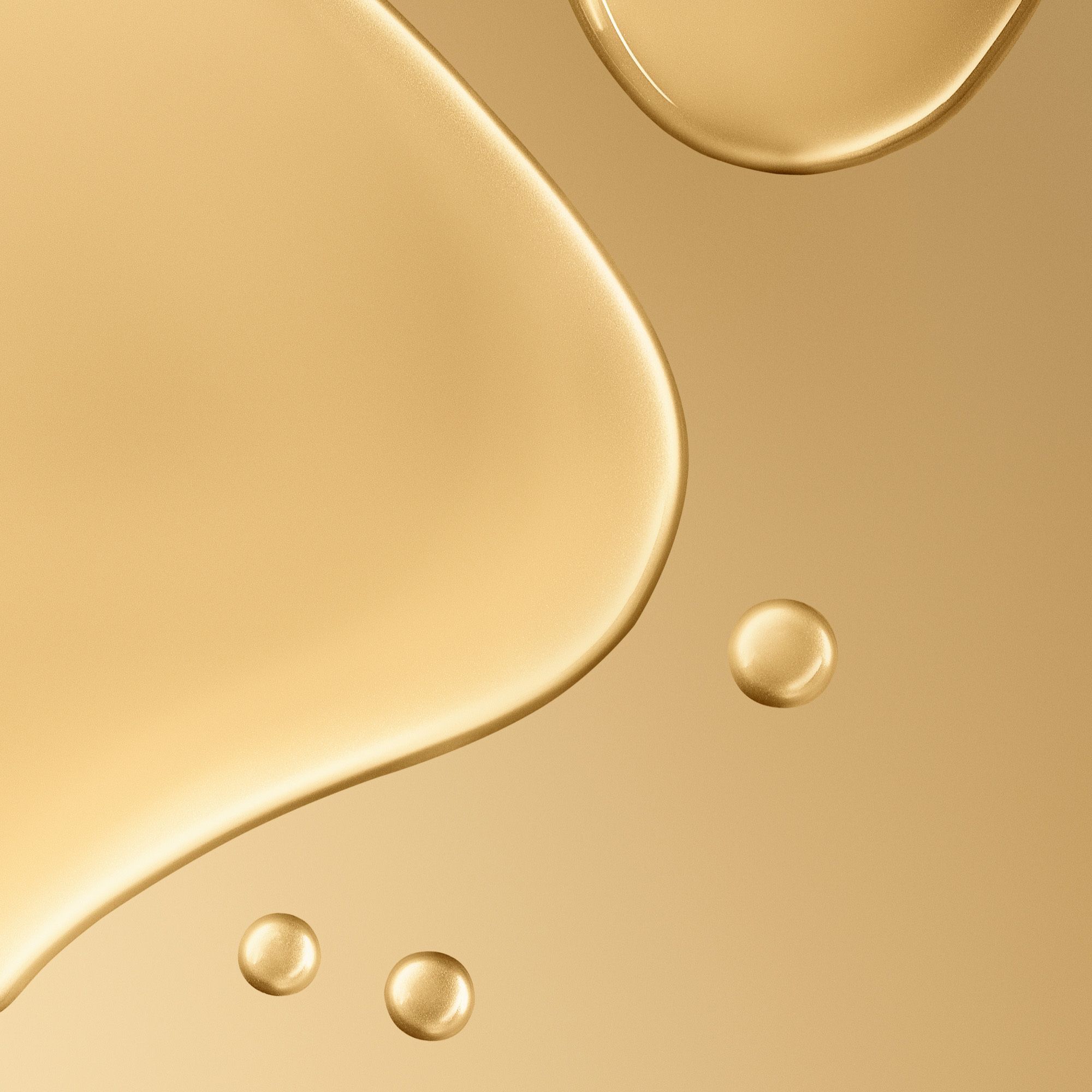 Nahaufnahme von goldenen Öltropfen. Mehrere Tropfen auf einer goldenen Oberfläche.