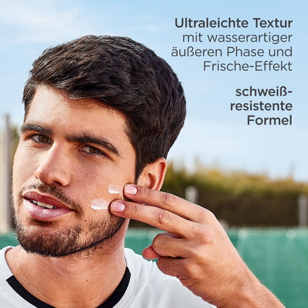 Ein Mann trägt Creme auf sein Gesicht auf. Text: Ultraleichte Textur, schweißresistente Formel.