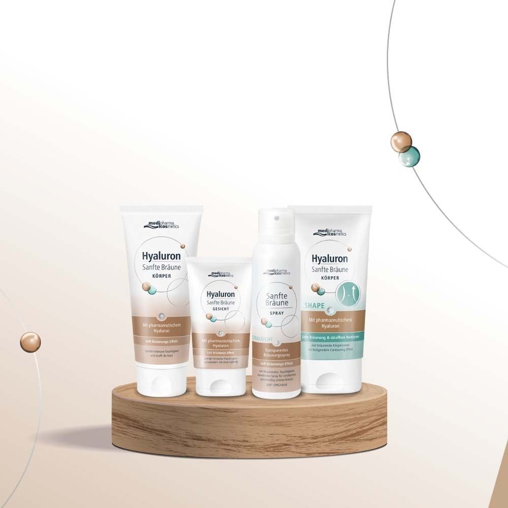 Verschiedene Produkte auf Holzsockel. Aufschrift: Hyaluron Sanfte Bräune. Marke: medipharma cosmetics. Verschiedene Größen.