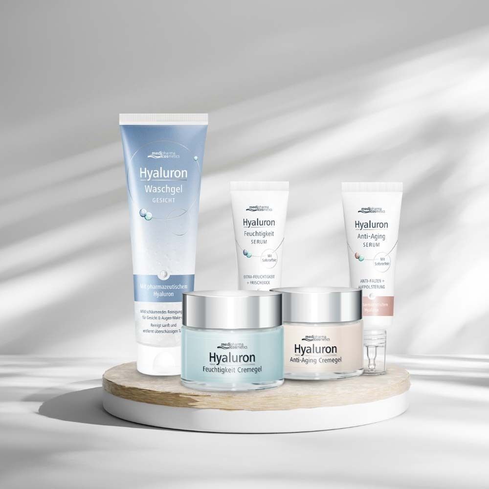 Verschiedene Produkte: Waschgel, Serum, Cremegel. Auf den Produkten steht "Hyaluron".