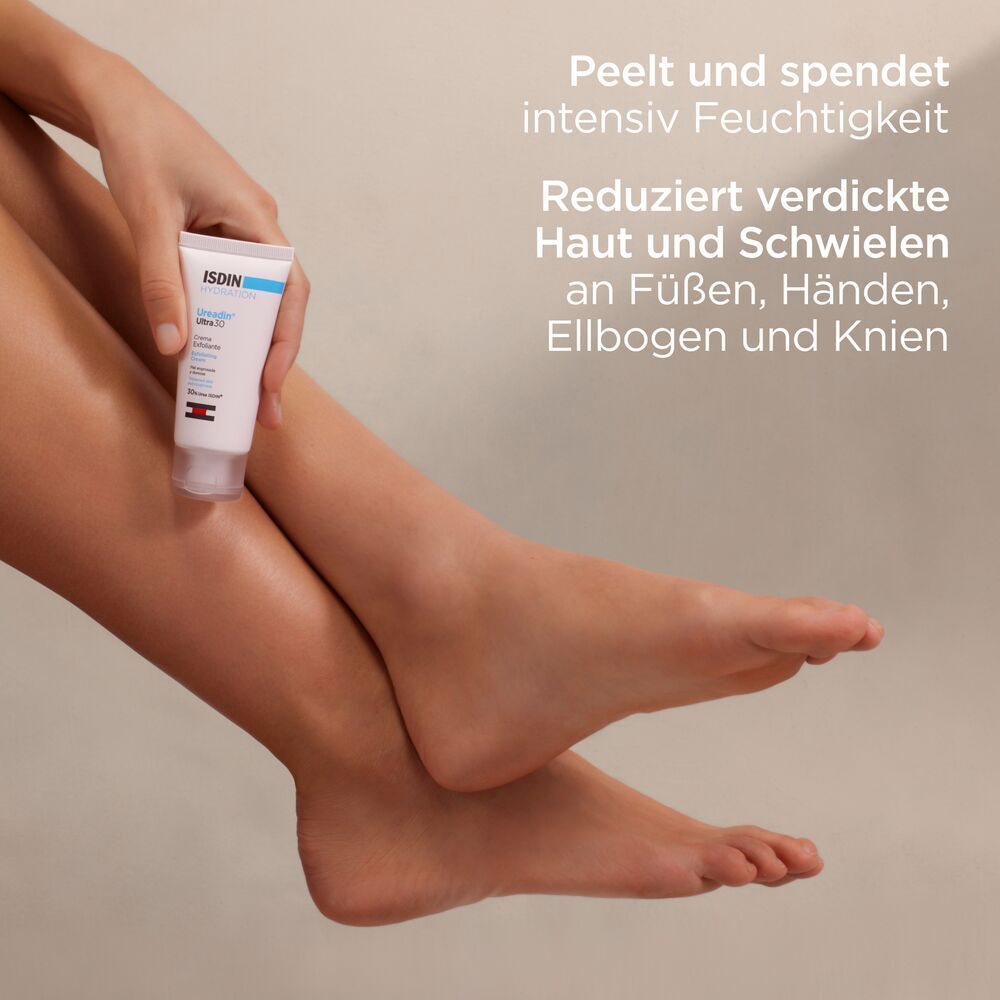 Person hält eine Tube. Text: Reduziert verdickte Haut und Schwielen an Füßen, Händen, Ellbogen und Knien.