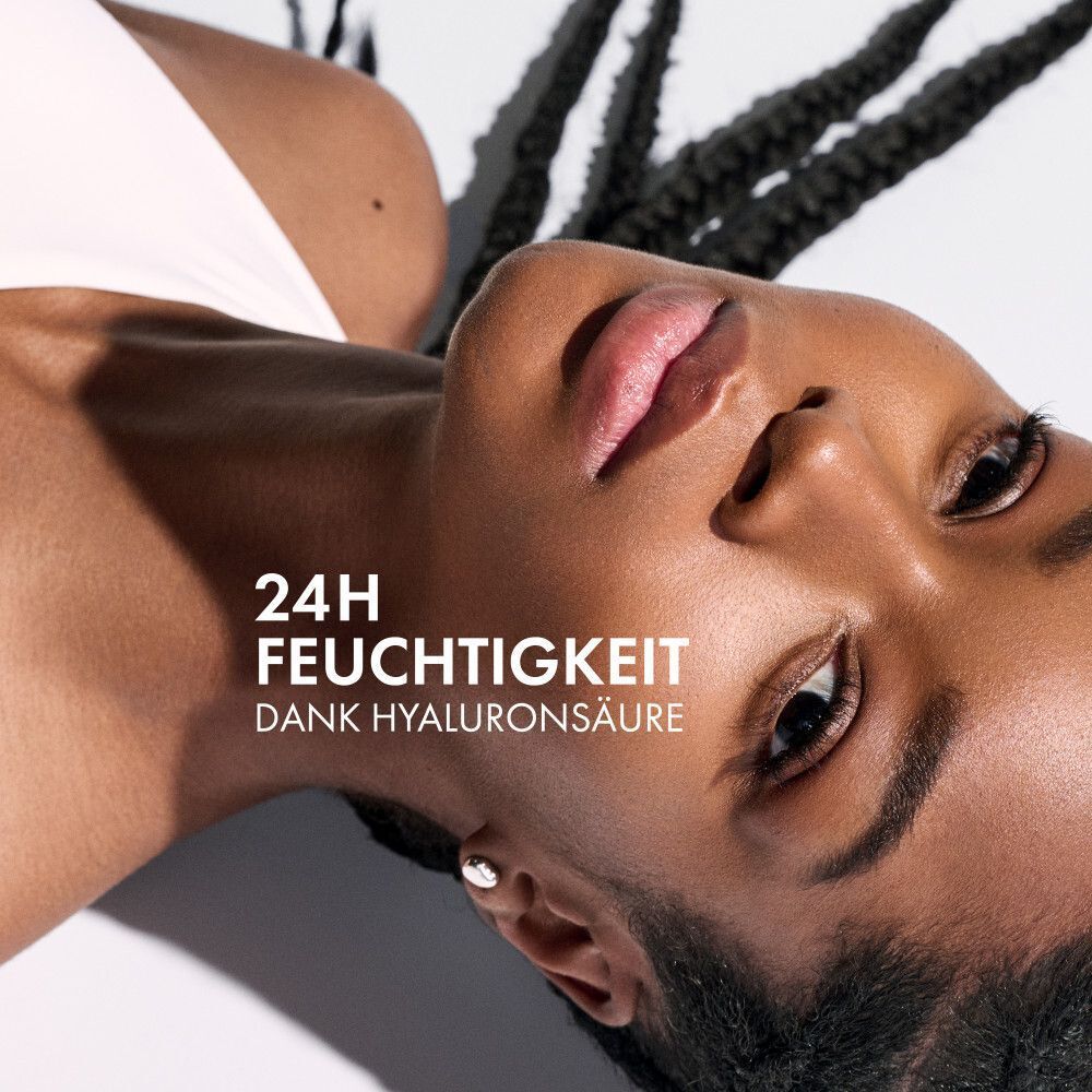 Nahaufnahme einer Frau. Text: 24H FEUCHTIGKEIT DANK HYALURONSÄURE.