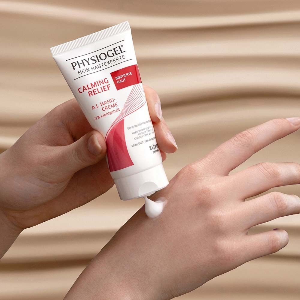 Handcreme wird auf Hand aufgetragen. Tube mit roter und weißer Beschriftung.
