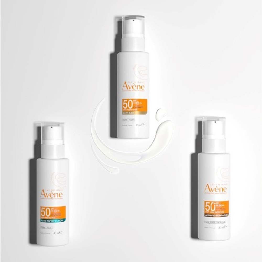 Drei weiße Flaschen mit Pumpverschluss. Aufdruck: AVENE, 50 SPF, Anti-Age Fluid. Produkt in Tropfenform.