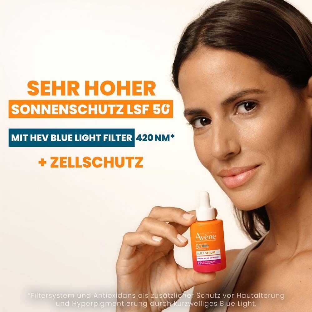 Frau hält AVENE Ultra Serum SPF 50+. Orange-rosa Flasche, Text: Ultra Serum, 50+. Gesicht, Haut.