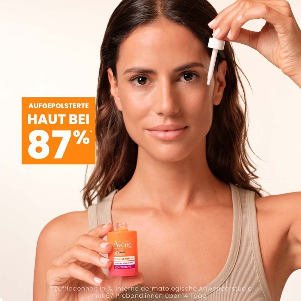 Frau hält AVENE Ultra Serum SPF 50+ mit Pipette. Text: Ultra Serum, 50+. Haut, Gesicht.