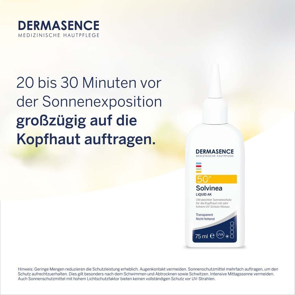 Weiße Flasche mit Kopfhaut-Sonnenschutz. Auf der Flasche steht: DERMASENCE Solvinea Liquid AK LSF 50+ und 75 ml. Der Text fordert zum Auftragen 20-30 Minuten vor der Sonne auf.
