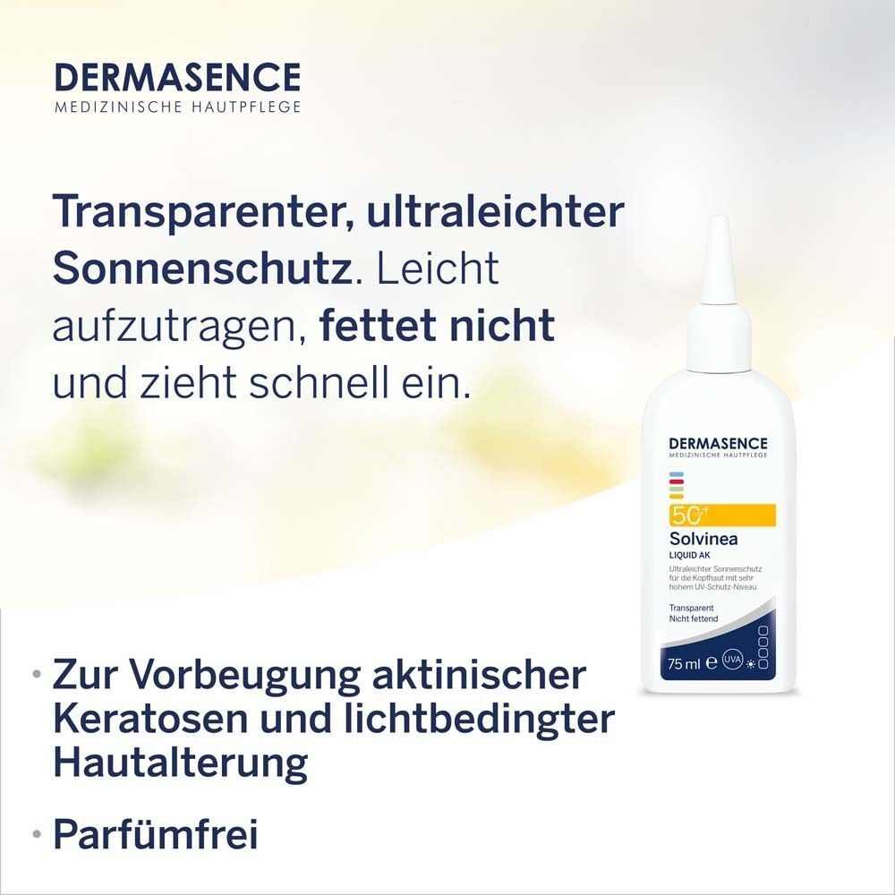 Weiße Flasche mit Kopfhaut-Sonnenschutz. Auf der Flasche steht: DERMASENCE Solvinea Liquid AK LSF 50+ und 75 ml. Der Text beschreibt den Sonnenschutz als transparent und leicht.