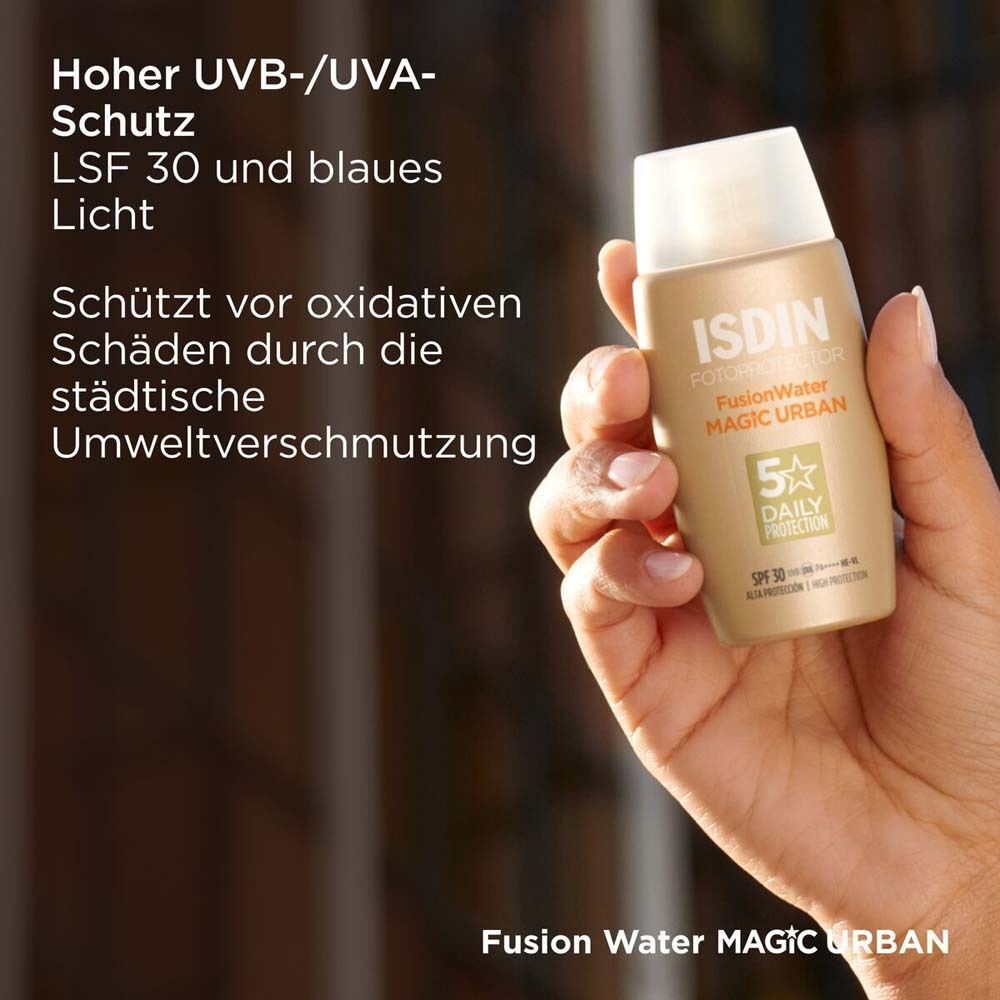 Hand hält eine goldfarbene ISDIN Fotoprotector Fusion Water Urban Flasche. Text: Hoher UVB-/UVA-Schutz LSF 30 und blaues Licht.