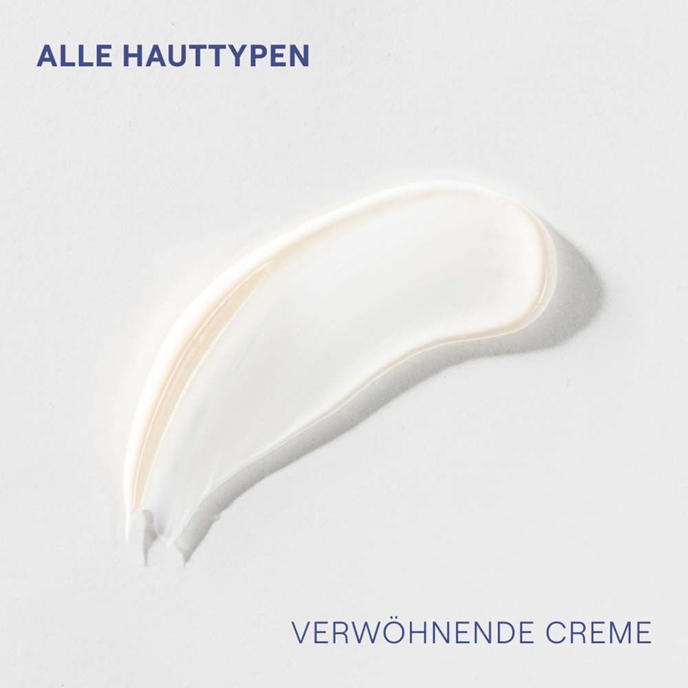 Weißer Creme-Klecks auf weißem Hintergrund. Text: Verwöhnende Creme. Text: Alle Hauttypen.