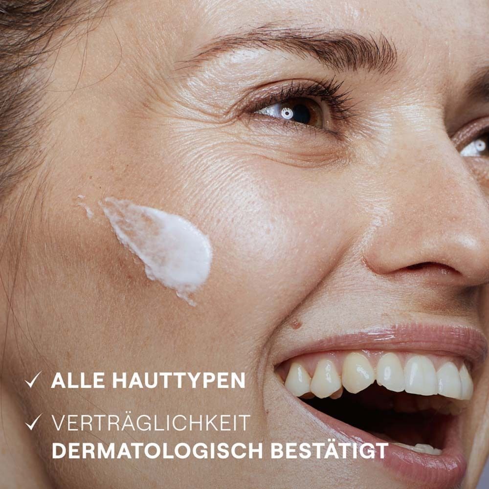 Nahaufnahme eines Gesichts mit Creme. Text: Alle Hauttypen. Text: Verträglichkeit dermatologisch bestätigt.