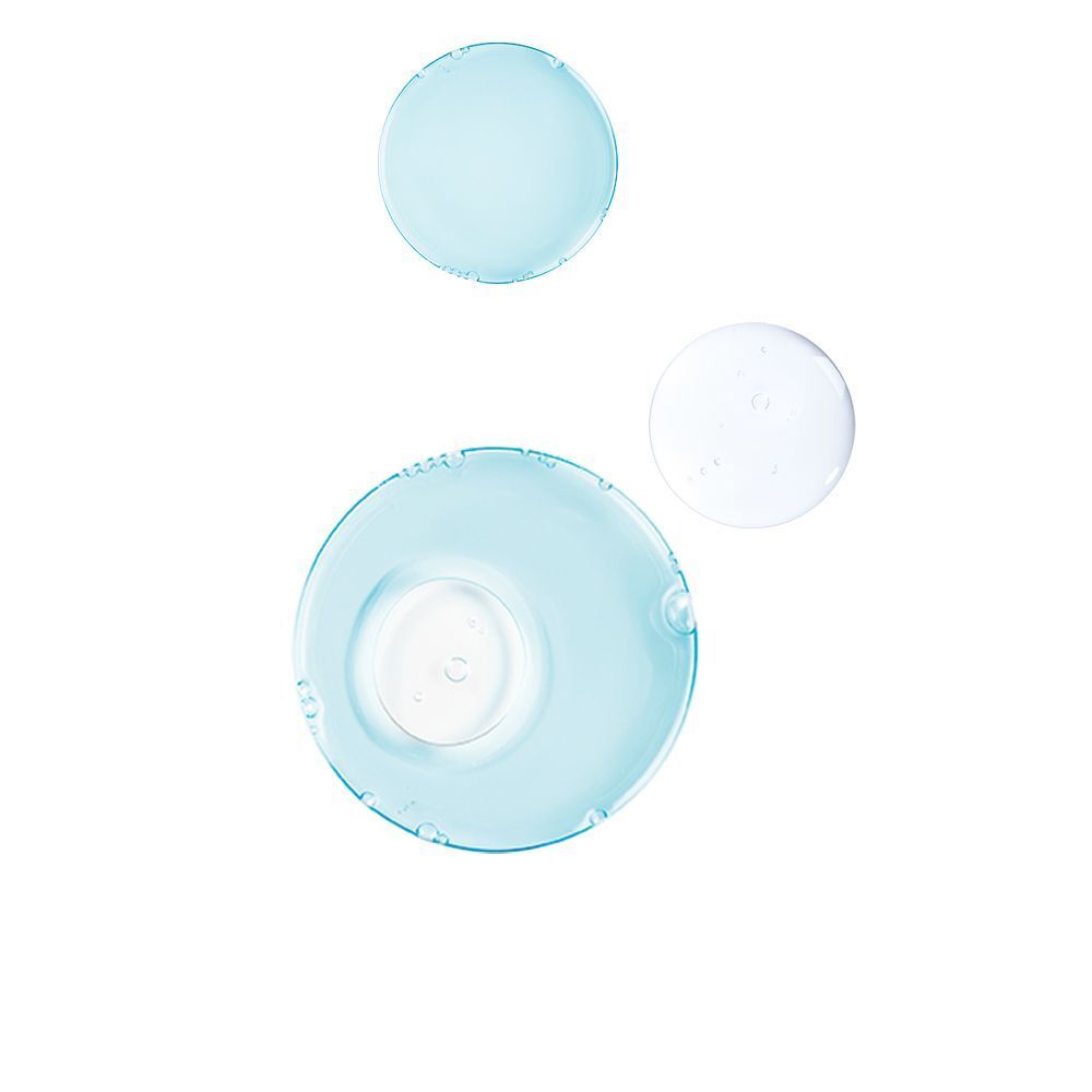 Drei transparente Flüssigkeitskreise. Zwei blau, einer klar. Auf weißem Hintergrund.