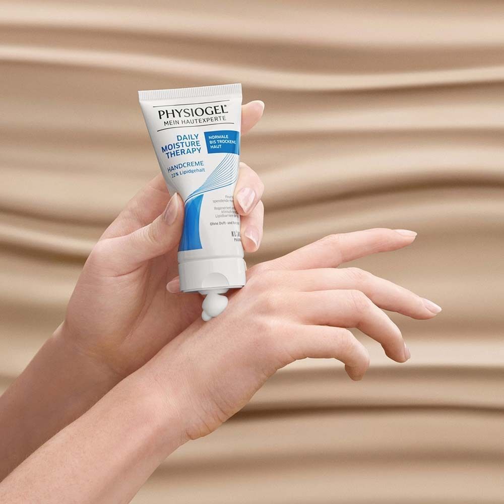 Handcreme wird auf Hand aufgetragen. Tube wird gedrückt. Produktname und Logo sichtbar.
