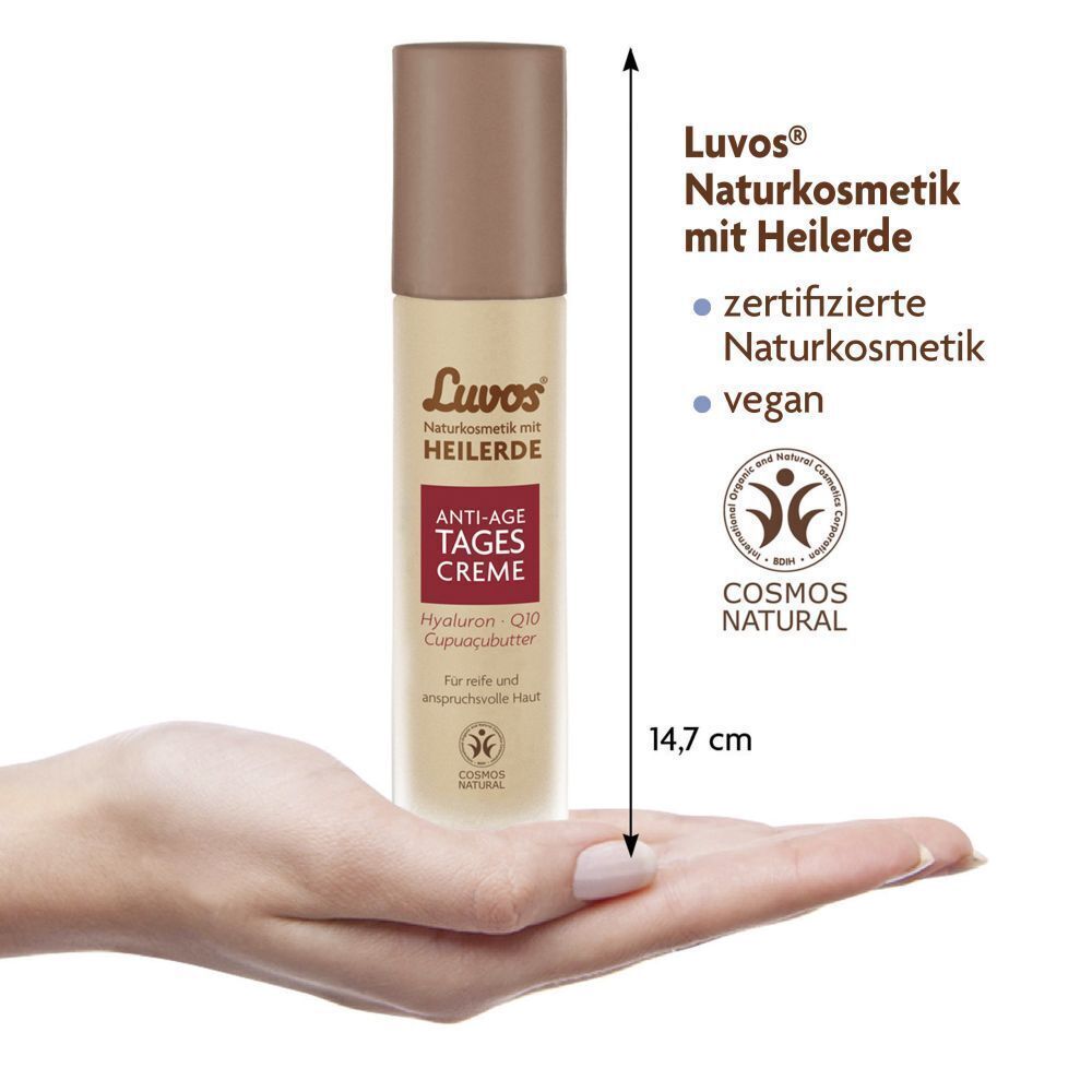 Luvos Anti-Age Tagescreme. Creme-Tube in Hand gehalten. 14,7 cm. Zertifizierte Naturkosmetik. Vegan. Cosmos Natural Siegel.