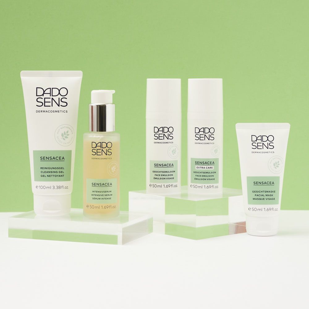 Fünf DADO SENS SENSACEA Produkte auf Podesten: Reinigungsgel, Serum, Emulsionen und Gesichtsmaske.