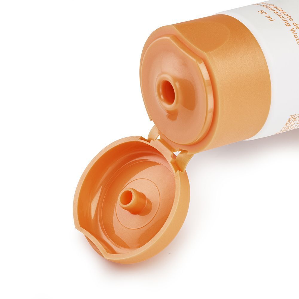 Nahaufnahme einer geöffneten Tube. Der Deckel ist orange.