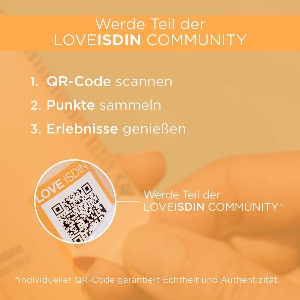 Hand mit QR-Code-Aufkleber. Text: Werde Teil der LOVEISDIN COMMUNITY. QR-Code scannen, Punkte sammeln, Erlebnisse genießen.