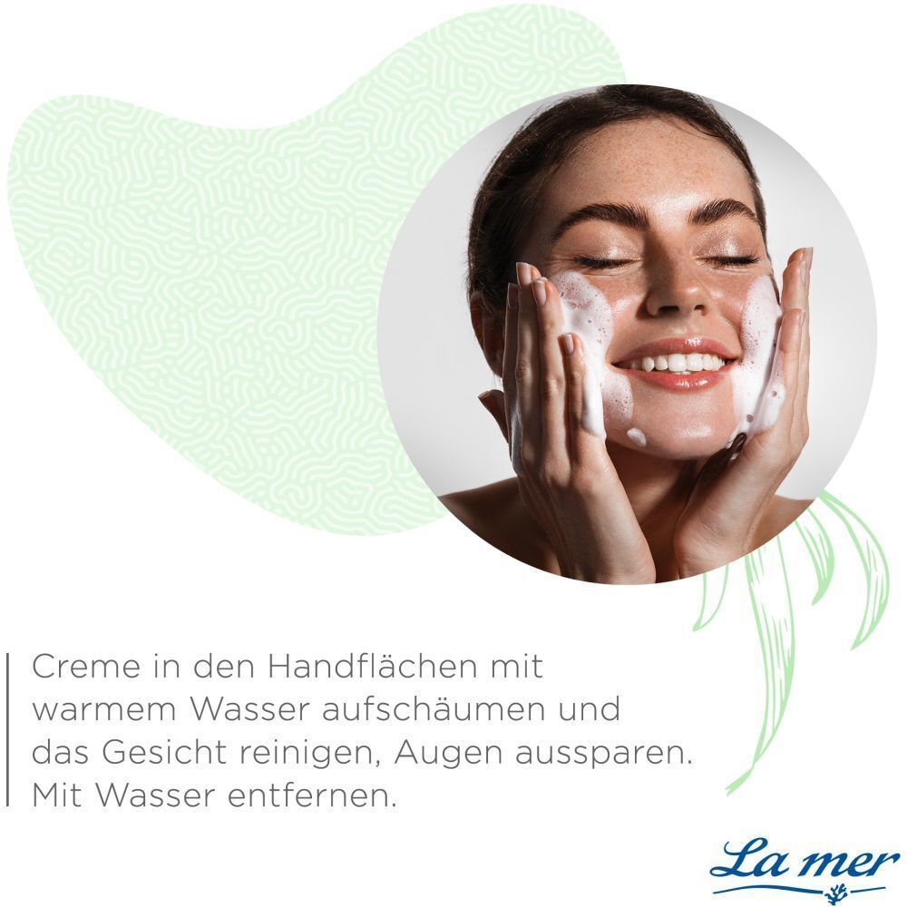 Frau wäscht Gesicht mit Schaum. Text: Creme in den Handflächen mit warmem Wasser aufschäumen und das Gesicht reinigen, Augen aussparen.