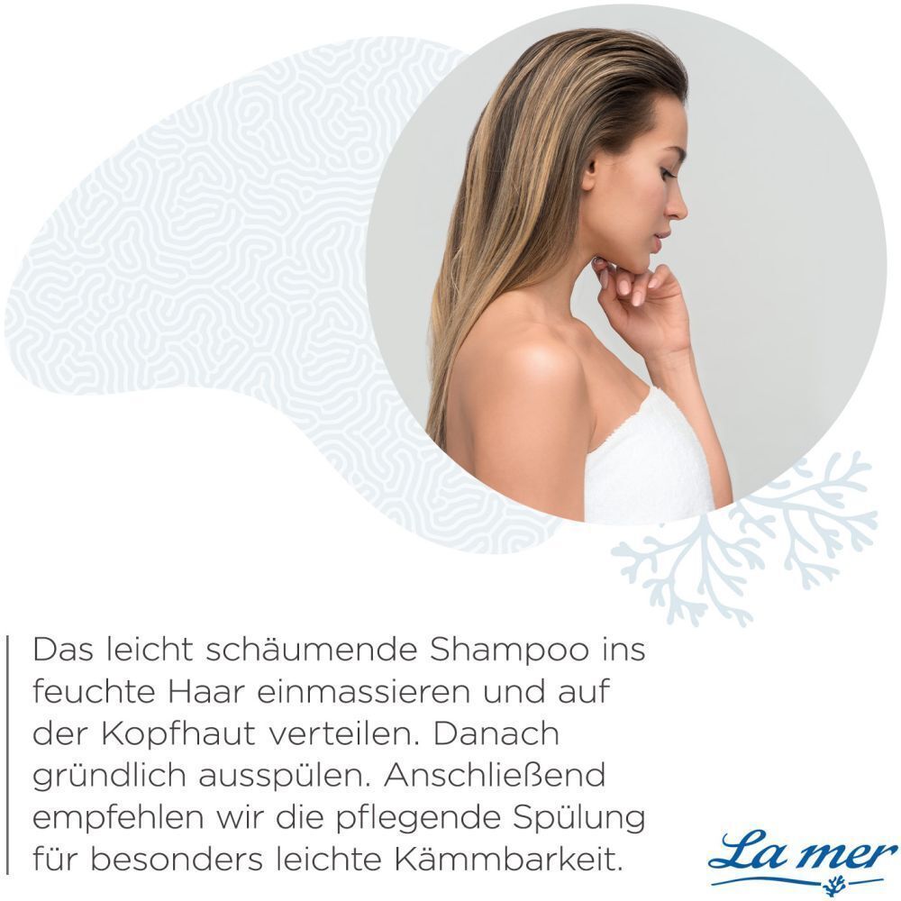 Eine Frau mit blondem Haar. Text: Das leicht schäumende Shampoo ins feuchte Haar einmassieren und auf der Kopfhaut verteilen. La mer Logo.