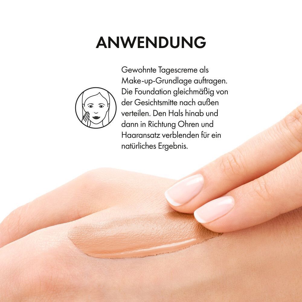 Hand mit aufgetragener Foundation. Text: Gewohnte Tagescreme als Make-up-Grundlage auftragen. Foundation verteilen.