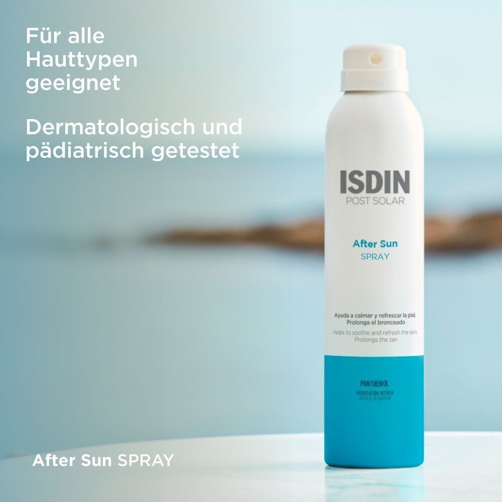 Weiße Sprühflasche mit blauem Boden. Aufschrift: ISDIN POST SOLAR After Sun SPRAY. Text: Für alle Hauttypen geeignet.