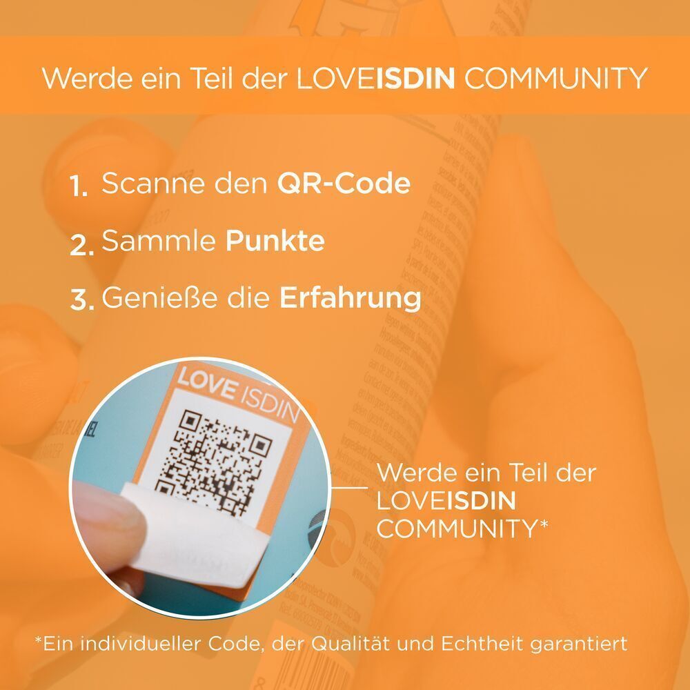 Hand hält einen QR-Code. Text: Werde ein Teil der LOVEISDIN COMMUNITY.