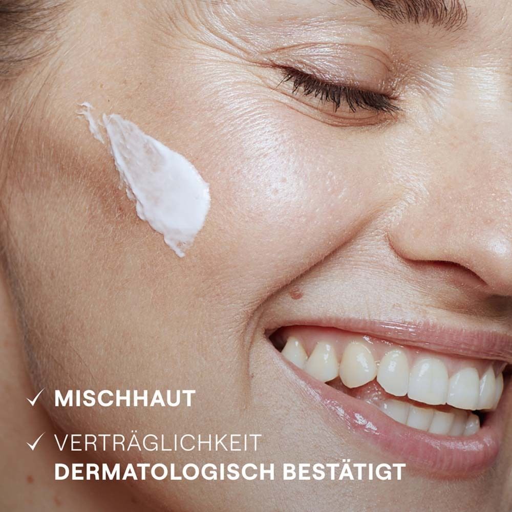 Nahaufnahme eines lächelnden Gesichts mit Creme auf der Haut. Text: Mischhaut. Verträglichkeit dermatologisch bestätigt.