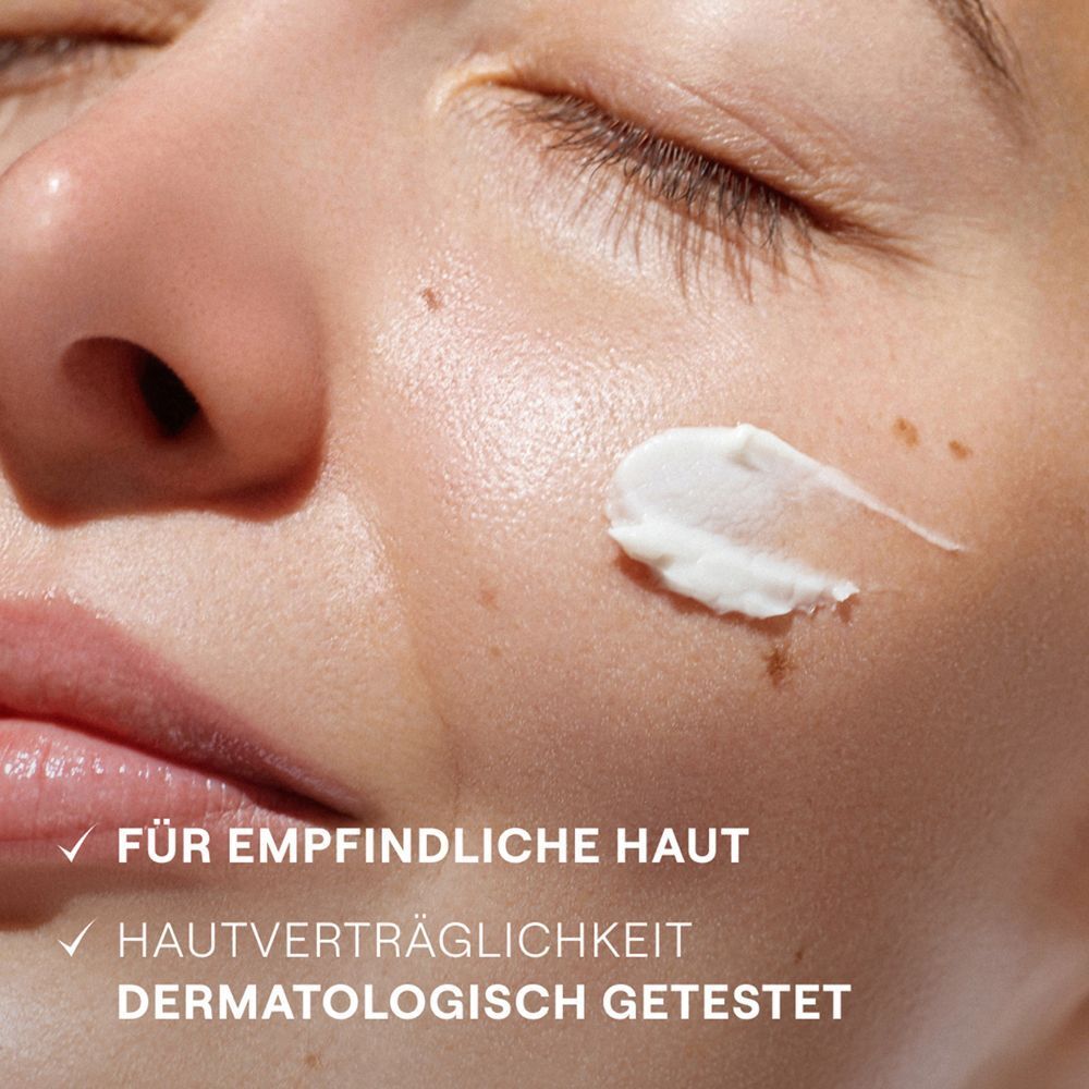 Nahaufnahme: Creme auf Gesicht aufgetragen. Text: Für empfindliche Haut, dermatologisch getestet.