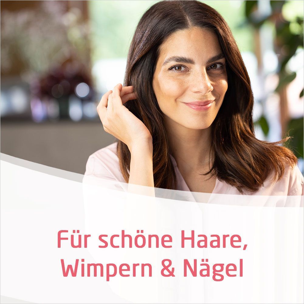 Frau berührt ihr Haar. Text: Für schöne Haare, Wimpern & Nägel.