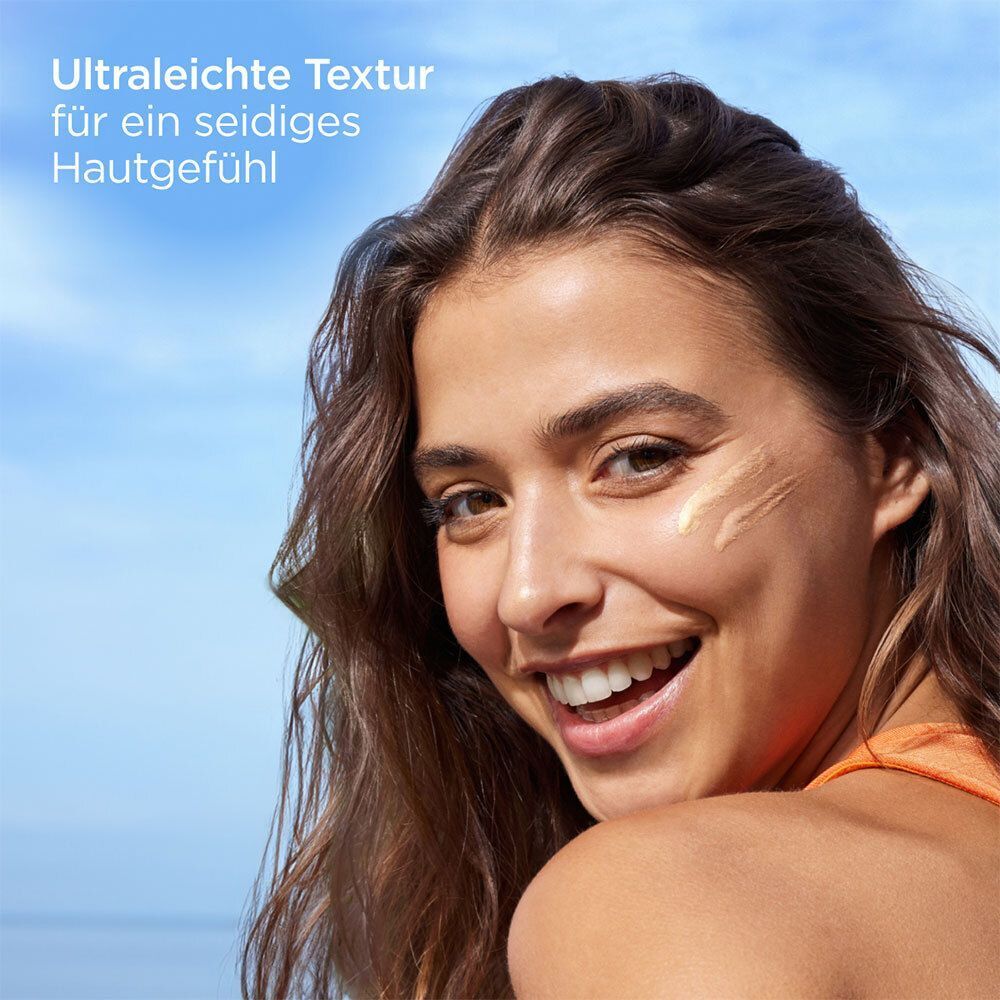 Frau mit aufgetragenem Produkt auf der Haut. Text: Ultraleichte Textur für ein seidiges Hautgefühl.