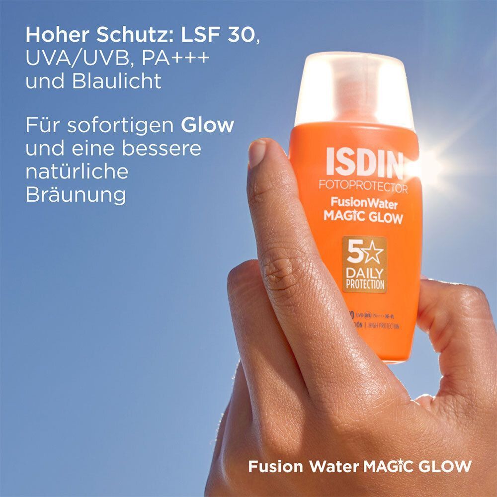 Hand hält eine orangefarbene Sonnencremeflasche. Text: Hoher Schutz: LSF 30, UVA/UVB, PA+++ und Blaulicht.