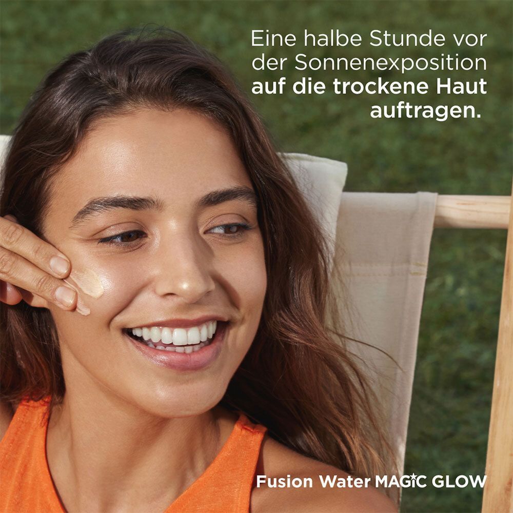 Frau mit aufgetragener Sonnencreme im Gesicht. Text: Eine halbe Stunde vor der Sonnenexposition auf die trockene Haut auftragen.