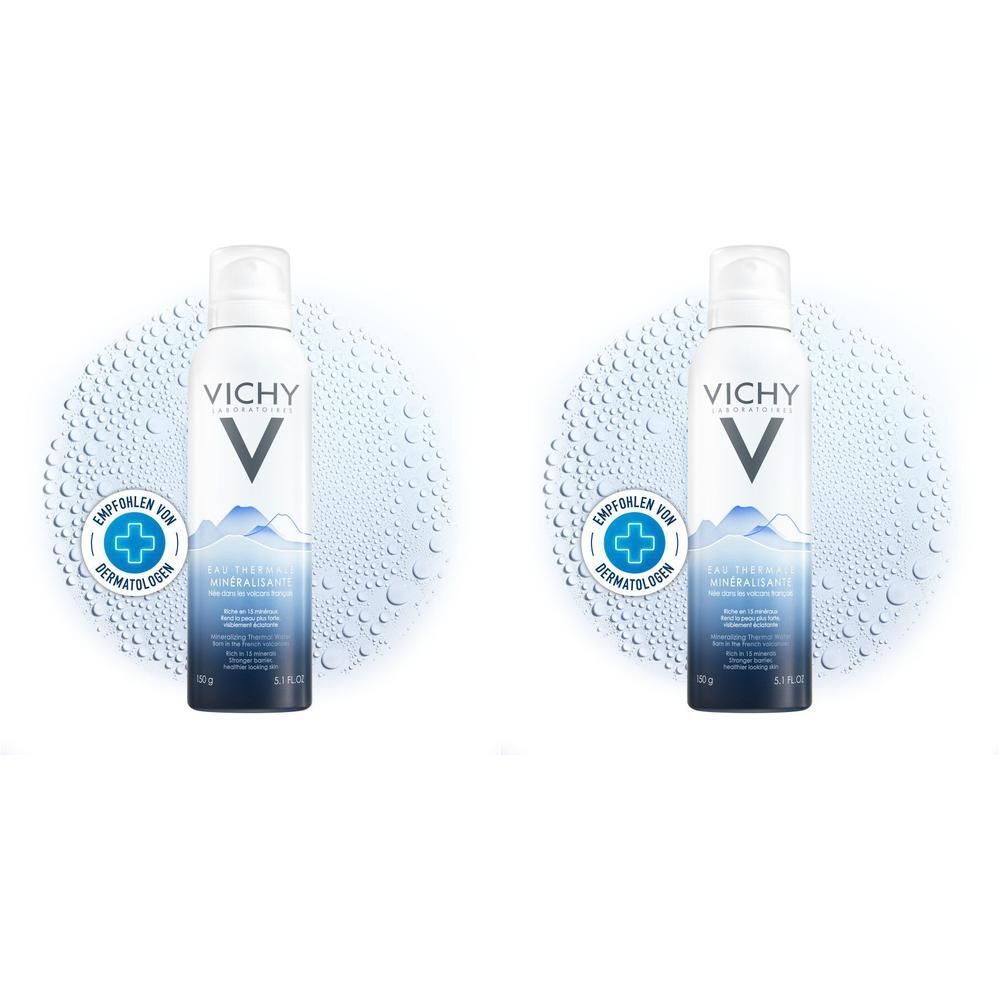 Zwei Sprühflaschen mit weißem Kopf und blau-weißem Etikett. Aufschrift: VICHY, V-Logo, Thermalwasser. Empfohlen von Dermatologen.
