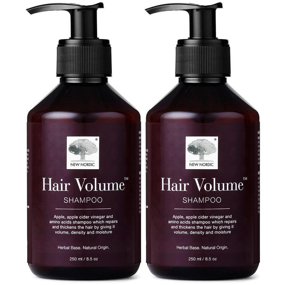 Zwei braune Shampooflaschen mit schwarzen Pumpen. Auf den Etiketten steht "Hair Volume Shampoo" und "New Nordic".