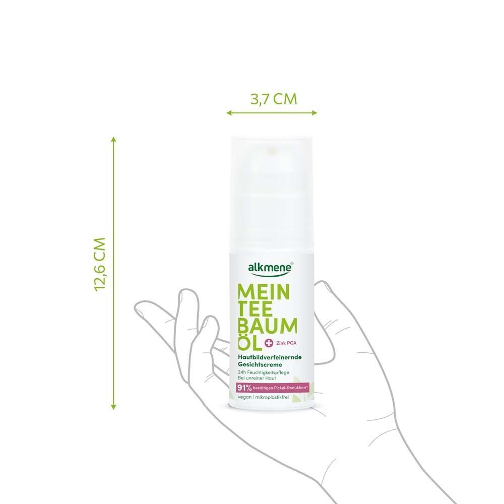 Hand hält weiße Flasche ALKMENE Mein Teebaumöl Gesichtscreme. Maße: 12,6 cm hoch, 3,7 cm breit.