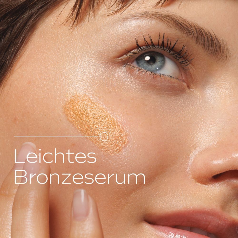 Nahaufnahme eines Gesichts mit aufgetragener Serum. Text: Leichtes Bronzeserum.