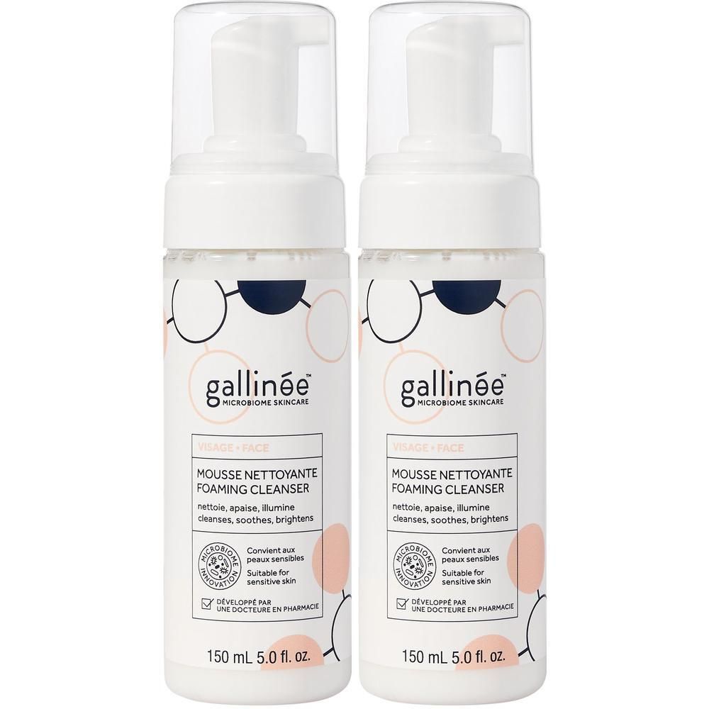 Zwei weiße Flaschen mit Pumpverschluss. Aufschrift: gallinée, MOUSSE NETTOYANTE FOAMING CLEANSER. 150 ml. Geeignet für empfindliche Haut.