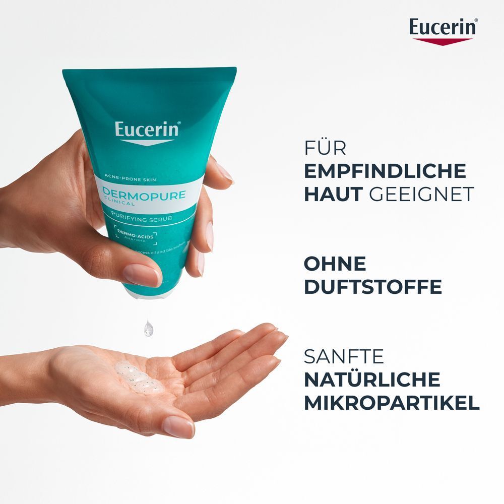 Hand hält Eucerin DermoPure Clinical Waschpeeling. Produkt wird auf die Handfläche gegeben. Text: Für empfindliche Haut geeignet.