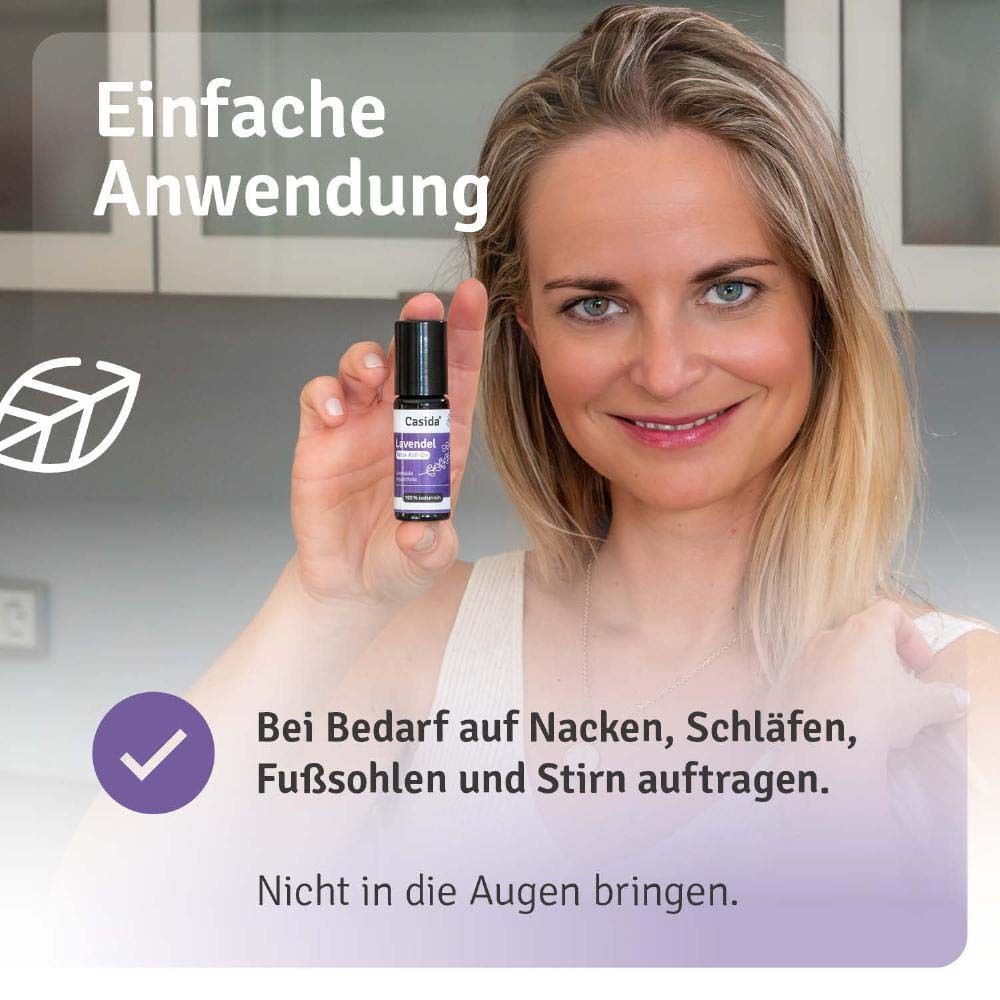 Frau hält eine Roll-On-Flasche. Aufschrift: Casida Lavendel Relax Roll-On. Text: Bei Bedarf auf Nacken, Schläfen, Fußsohlen und Stirn auftragen.
