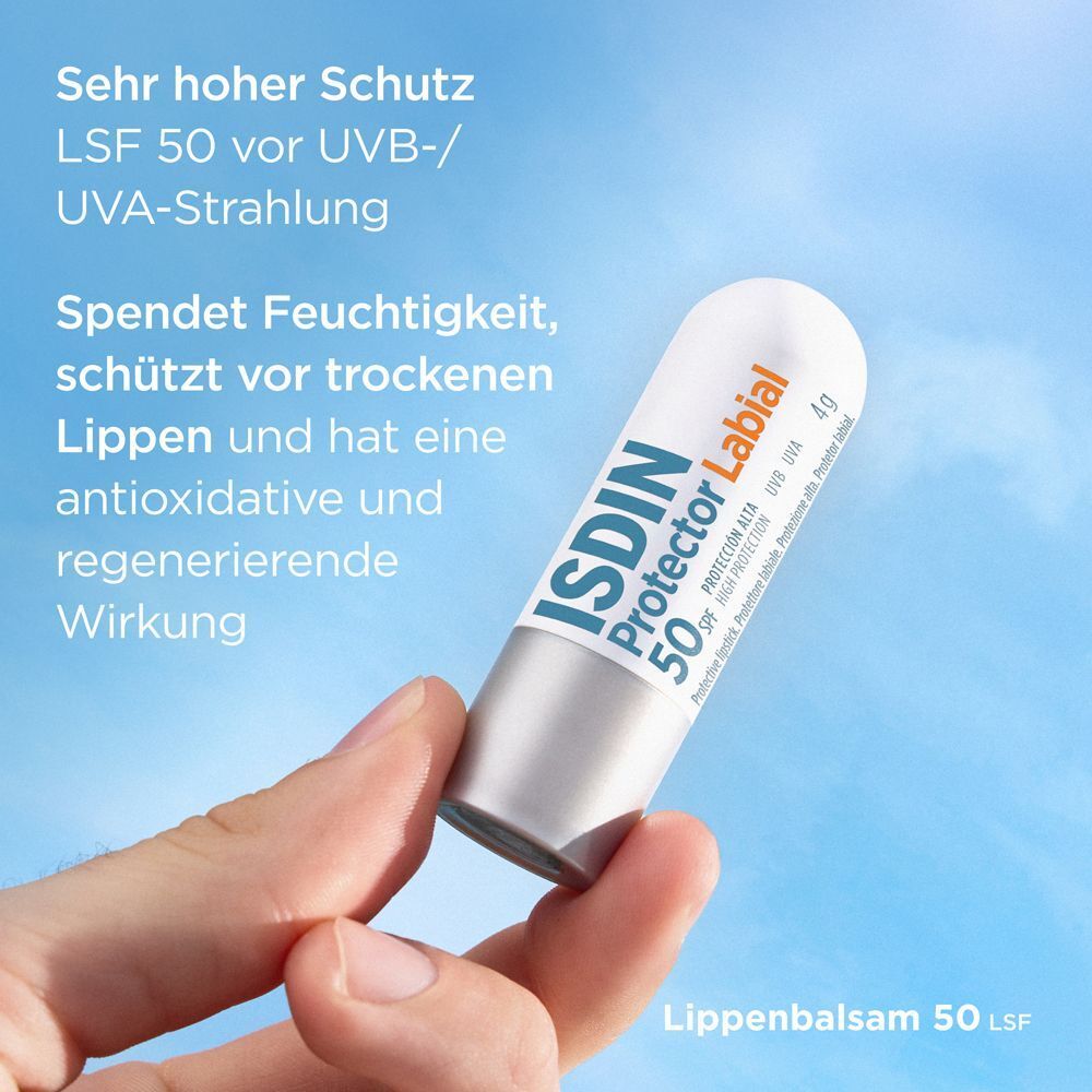 Ein Lippenbalsam-Stift wird von einer Hand gehalten. Weiß-silberne Hülle mit orangefarbener Schrift: ISDIN Protector Labial 50 SPF. 4g.