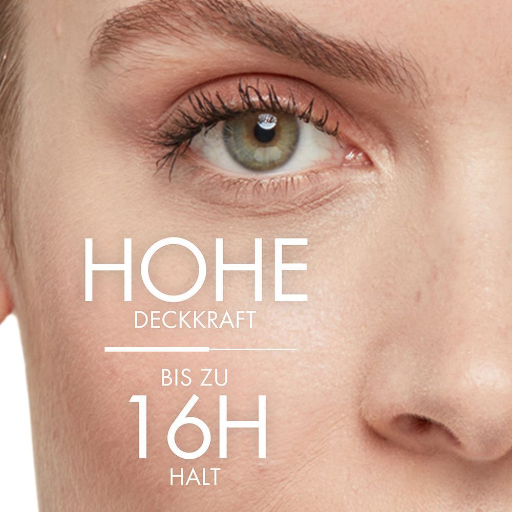 Nahaufnahme eines Auges und der Haut. Text: Hohe Deckkraft, bis zu 16H Halt.