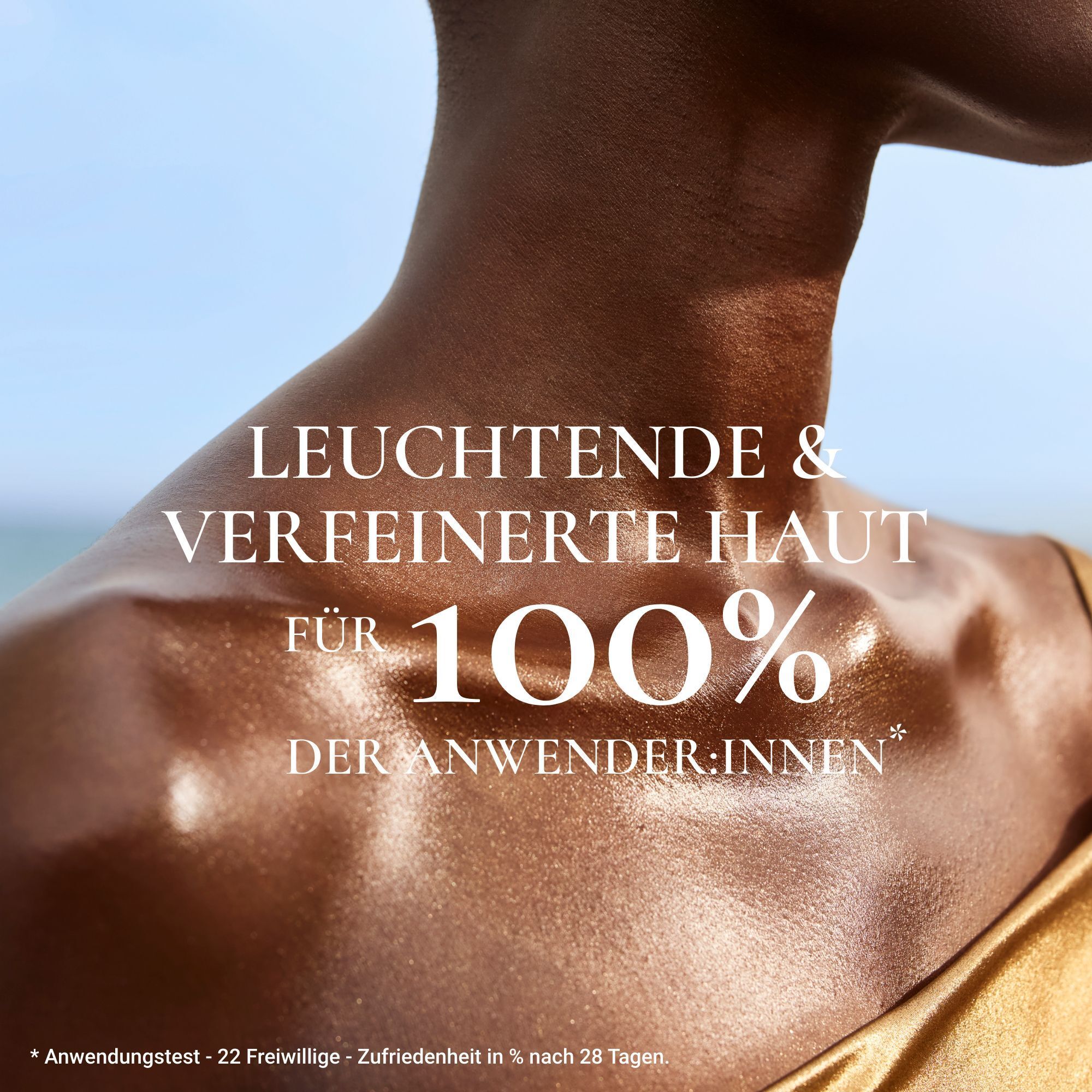 Nahaufnahme einer Person mit gebräunter Haut. Text: LEUCHTENDE & VERFEINERTE HAUT FÜR 100% DER ANWENDER:INNEN.