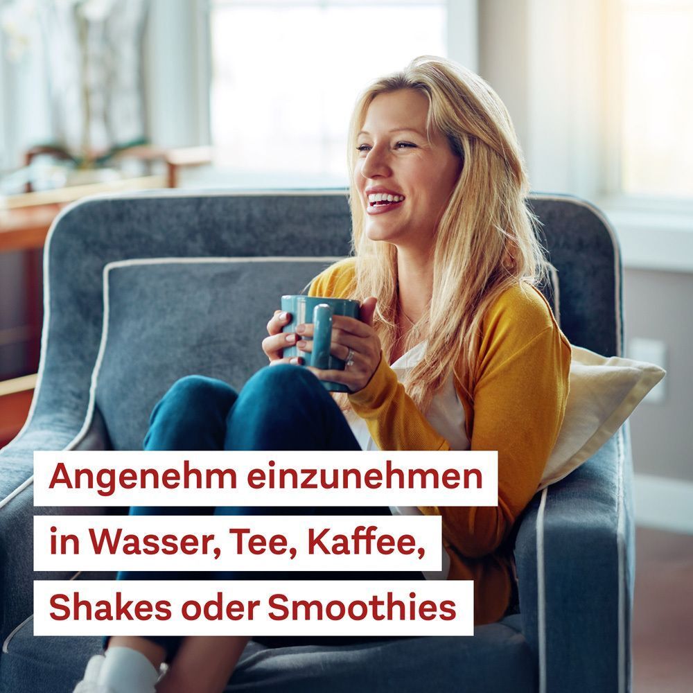 Lächelnde Frau sitzt mit Tasse und trinkt, Text: Angenehm einzunehmen in Wasser, Tee, Kaffee, Shakes oder Smoothies.